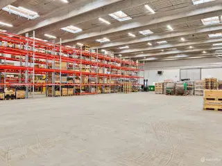 Effektiv last mile-løsning med lyst kontorafsnit