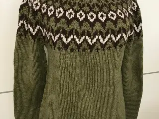 Håndstrikket sweater med islandsk mønster