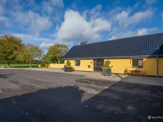 Indbydende kontor i god stand med gode parkeringsforhold - kun ca. 3 km fra Roskilde