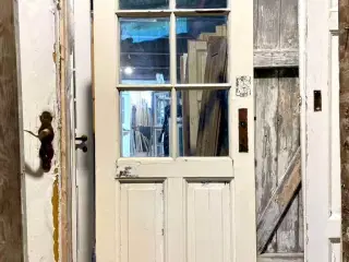 Smuk facadedør m. ruder i trukket glas