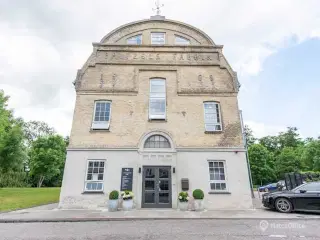 Pragtfuld historisk arbejdsplads i et populært handelscentrum