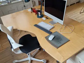 Solidt hæve/sænkeskrivebord gives væk