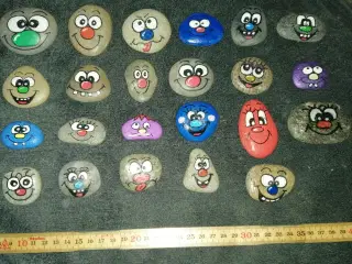 23 HÅNDLAVEDE STEN SMILEYS
