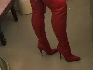 Super lækre rød langskaftet skind støvle