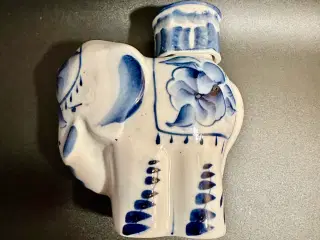 Vintage håndmalede genstande af porcelæn. 
