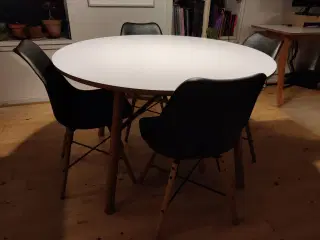 Spisebord med hvid højtrykslaminat og egetræs ben.