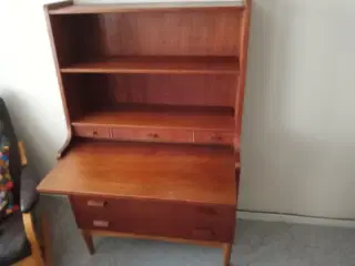 Teak træ møbler og kobber gryde