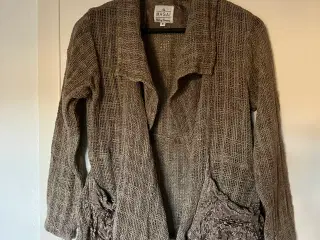 Jakke fra Masai i S med spændende designet lommer