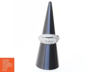 Sølvfarvet ring med zirkonia (str. 51)