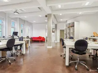 Lyst og højloftet kontor med central beliggenhed