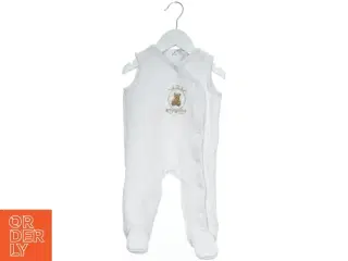Hvid heldragt til baby med bamsemotiver fra Rock A Bye Baby (str. 74)