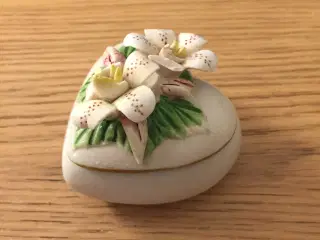 Lille hjerteformet æske med blomster