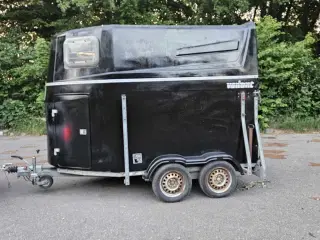 Nysynet glasfiber hestetrailer med sadelrum