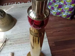 Messing fyr med rødt glas 