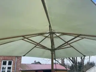 Stor parasol med fod