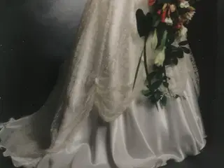 Brudekjole med tilbehør