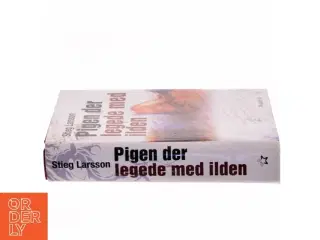 Pigen der legede med ilden af Stieg Larsson (Bog)