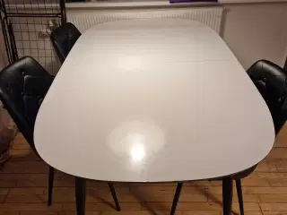 Spisebord med 4 stole