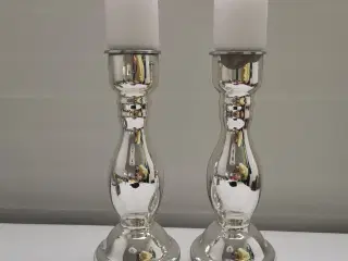 2 lysestager i sølv lignende de materiale