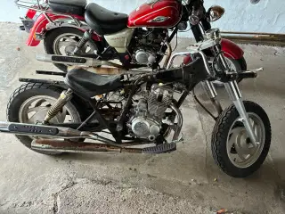 Motorcykel 150 plus reservedele 