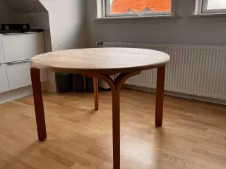 Spisebord i egetræ