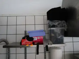 Rustfri stålhylde med indhold