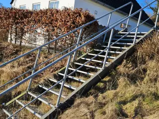 Stabil galvaniseret trappe.