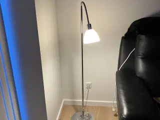 Gulvlampe med mat glasskærm 
