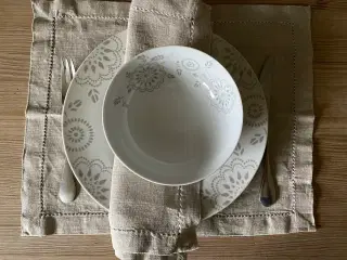 Spisestel 18 flade tallerkener og 10 dybe