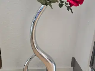 Stor gulvvase i stål. 60 cm.