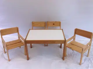 Børnemøbler, sæt: 4 stole & 1 bord.