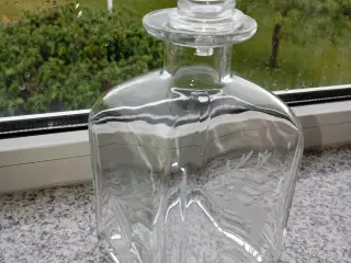 Karaffel med Kronhjort. Indgraveret