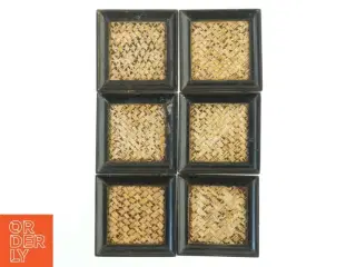 Sæt med seks fletdekorerede bordskånere (str. 10x10 cm)