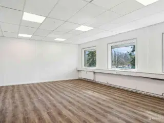 315m²  oplagt til kontor eller showroom/ lager