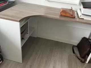 Skrivebord m/skuffer sælges