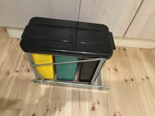 Affaldssorteringssystem til køkkenskabet