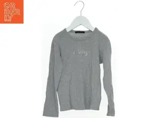 Langærmet grå trøje fra Sisley (str. 122)