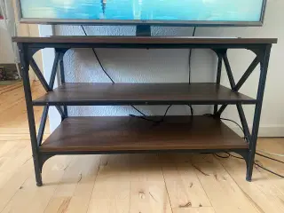 TV-bord i brunt egetræ med sort stel