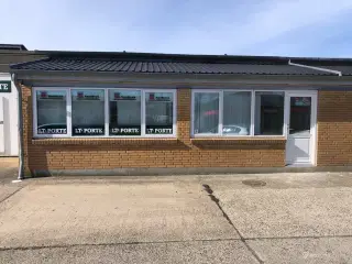 Lyst kontor med faciliteter, velegnet til klinik eller showroom.