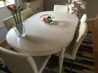 Spisebord og seks stole