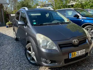Toyta verso sportsvan