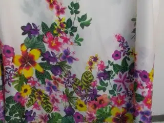 kjole med blomster/Str: 2XL (44-46)