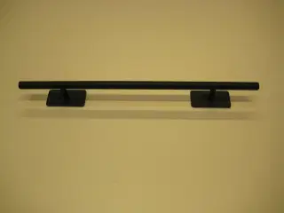 90 stk. sorte metalgreb. Hulafstand 22,2 cm. Total længde: 35 cm