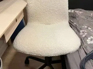 Kontorstol i blødt teddy stof.