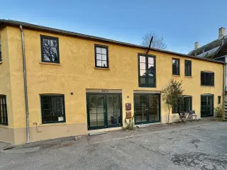 Hyggeligt kontor lejemål i baggård med p-plads