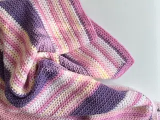 Hæklet barnevognstæppe, rosa/gul/lilla