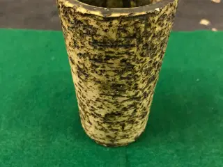 Kuglepensvase af keramik