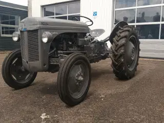 Grå Ferguson traktor 
