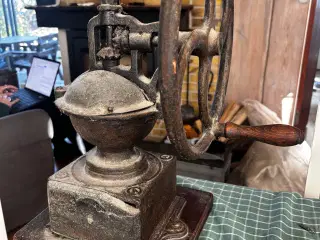 Kaffekværn - gammel med patina