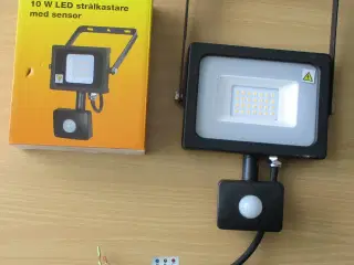 LED projektør med sensor